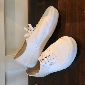 Vans - Doheny Platform Woman. White lace up sz 10.5